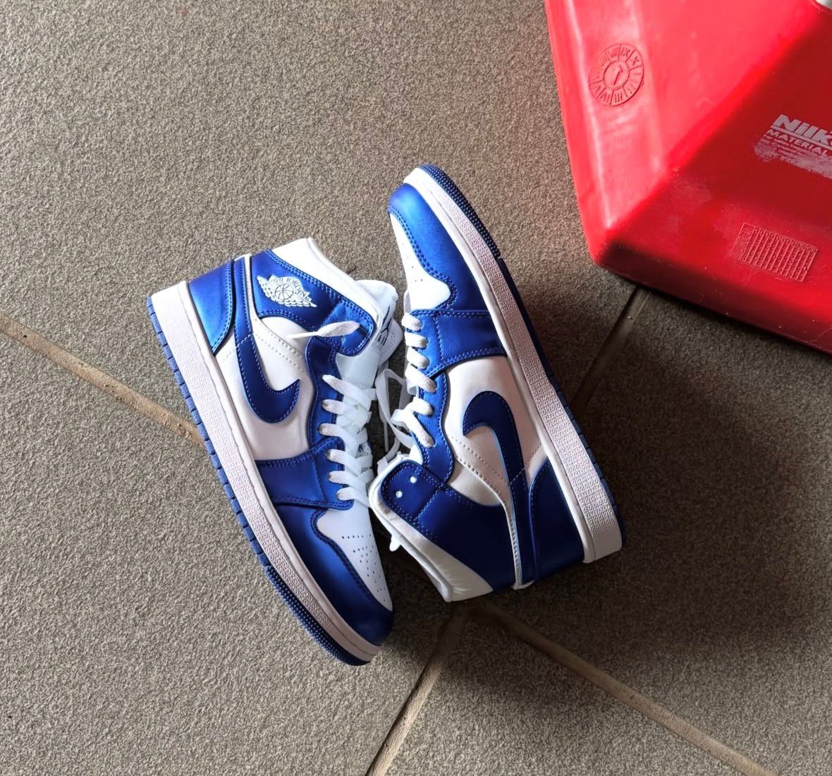AIR JORDANS RETRO 1 MID KENTUCKY ROYAL BLUE