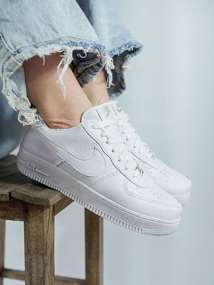 NIKE AIRFORCE 1 LOW TRIPLE WHITE
