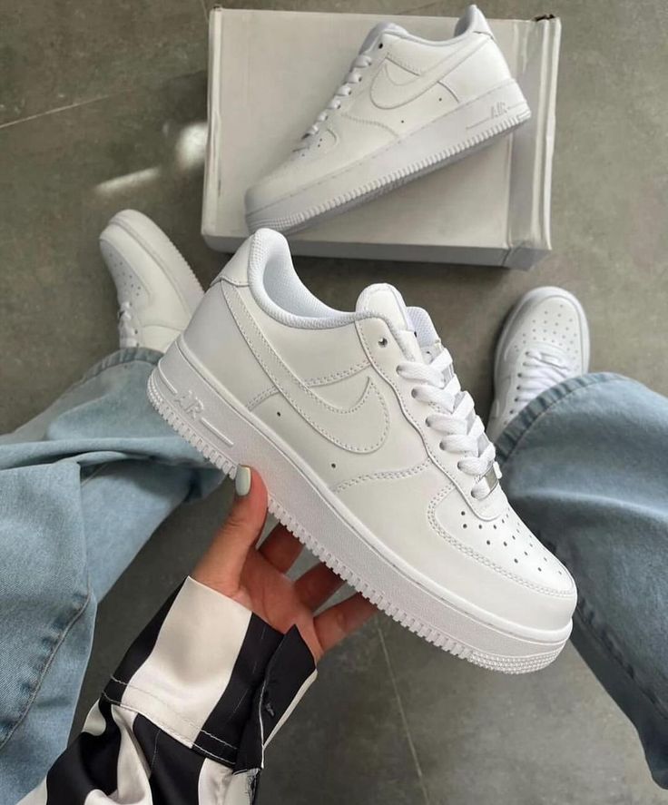 NIKE AIRFORCE 1 LOW TRIPLE WHITE